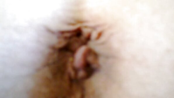 Câteva fete drăguțe se sărută una pe alta și, de asemenea, sărută un tip