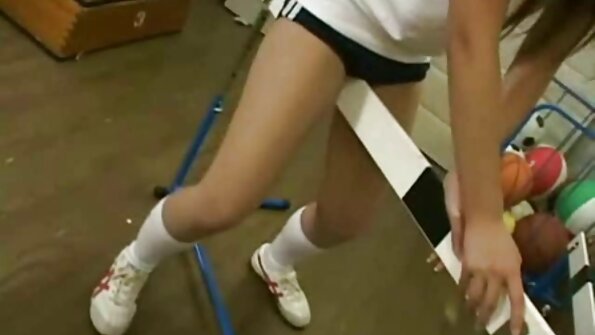 Aplicația de întâlniri îi ajută pe tip și pe fată să se găsească reciproc pentru a face sex fierbinte