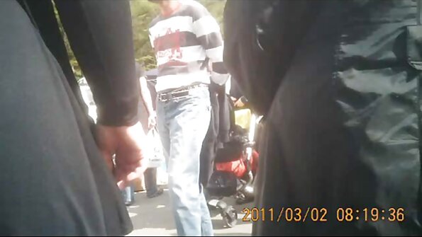 Fata este primitoare și îi permite oaspeților să o facă cu ea