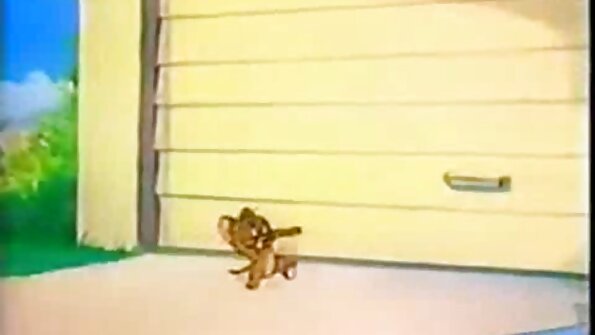 Tipul dă dovadă de putere și face cu degetele lui smulgerea fetei