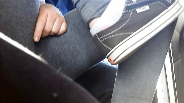 O fată emoționată vine în bucătărie pentru a se masturba păsărica ras