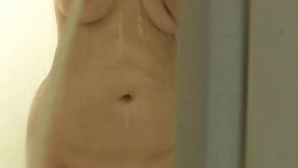 Bruneta cu părul lung Darcia Lee primește esperma într-o compilație video