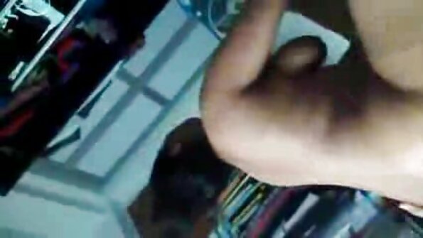 Un tip musculos o satisface pe barmaniera cu sânii mari cu sex anal fierbinte