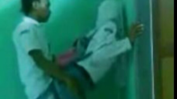 Fata cu părul negru cu sânii mici trebuie să fie futută corespunzător