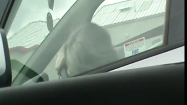 Draga brunetă cu păr lung, Allie Haze, călărește un stâlp de carne grozav