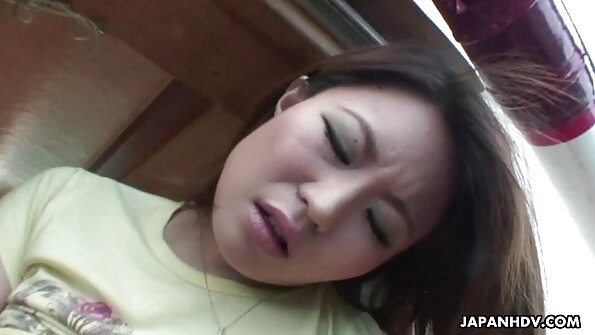 O adolescentă drăguță se mulțumește cu un masaj al păsăricii în bucătărie