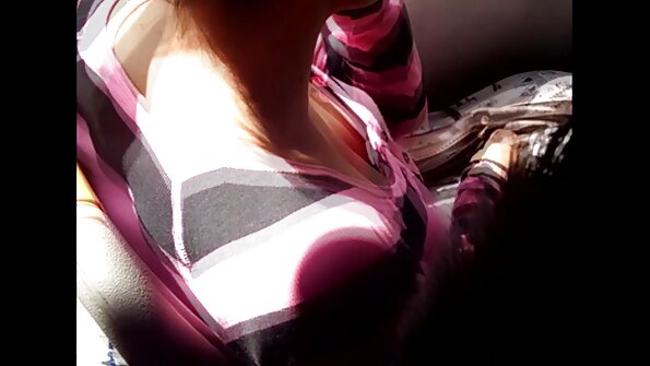 Femeie cu o siluetă sexy geme pentru că prietenul este obositor