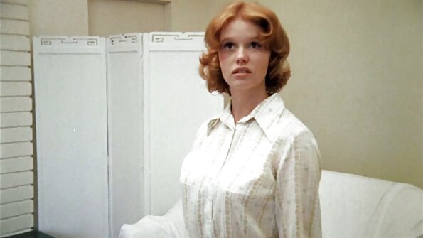 O fată care se lingă degetele cu corp perfect natural călărește pula lui BF