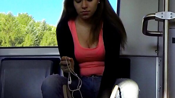 MILF cu părul negru este interesată doar de niște lovituri hardcore