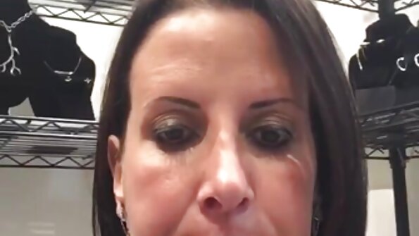 O divă delicioasă cu o fustă scurtă este furată în pizda ei