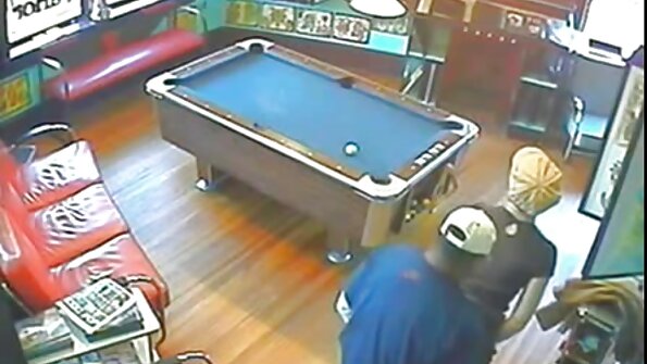 Fata se face confortabil pe canapea pentru a se masturba păsărică