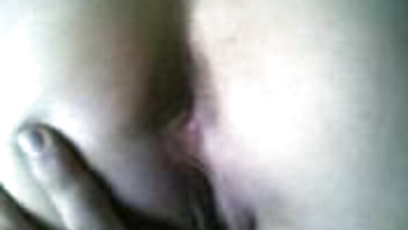 Pui curbat cu buze păsărică străpuns jucării cu un vibrator