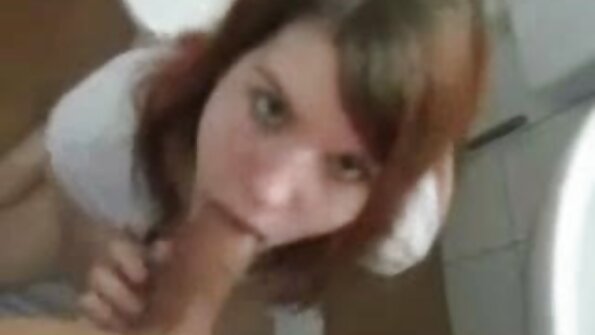 Fetele superbe se distreaza cu antrenorul lor dupa un antrenament bun