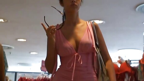 Fetei cu cerneală îi place sexul greu, așa că este deținută de un bărbat chel